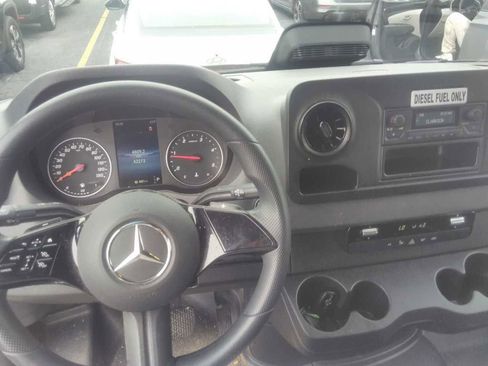 Used 2025 Mercedes-Benz Sprinter 2500 image 12