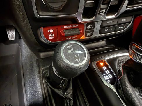 Used 2024 Jeep Wrangler Unlimited Rubicon w/ Technology Group AWD/4WD image 17