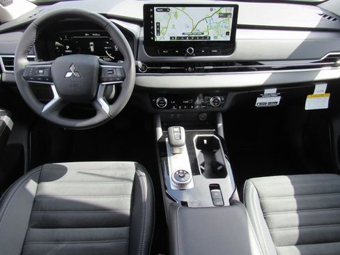 New 2025 Mitsubishi Outlander SE image 10