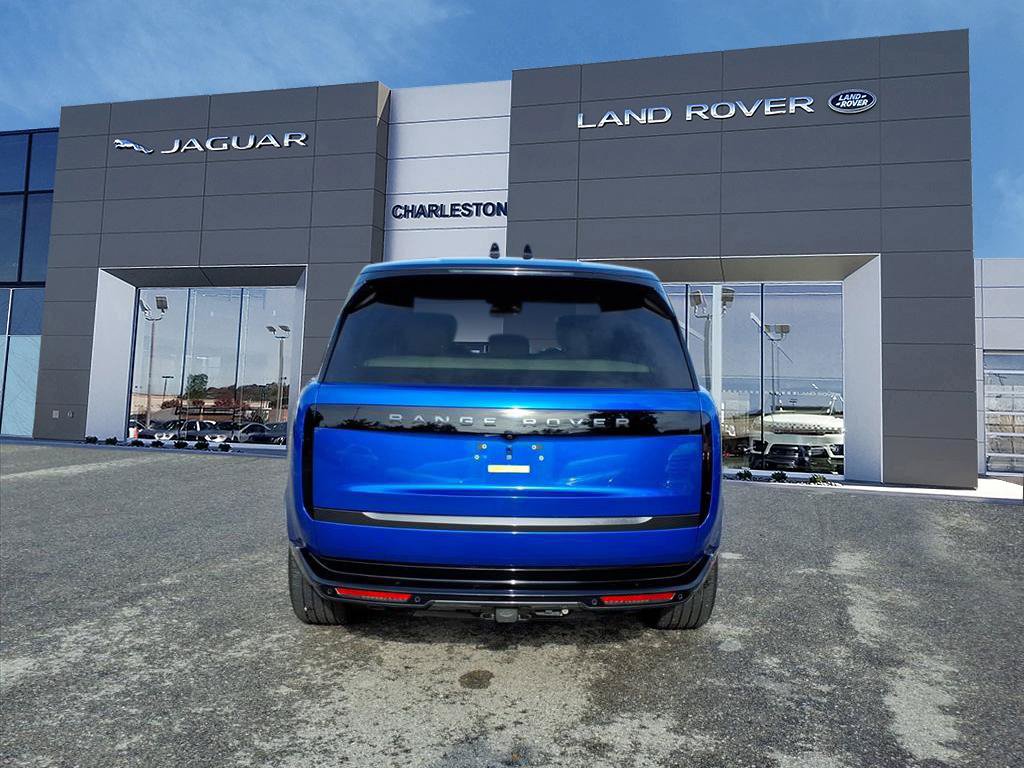 Used 2025 Land Rover Range Rover SE AWD/4WD image 4