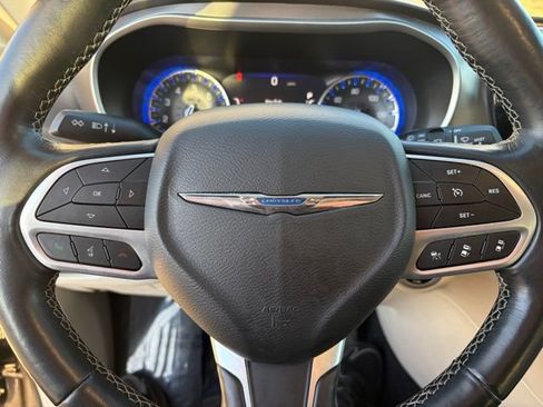 Used 2021 Chrysler Pacifica Touring-L FWD image 15