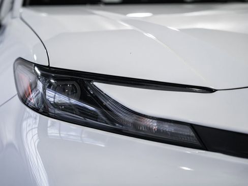 Used 2025 Toyota Camry SE FWD image 11