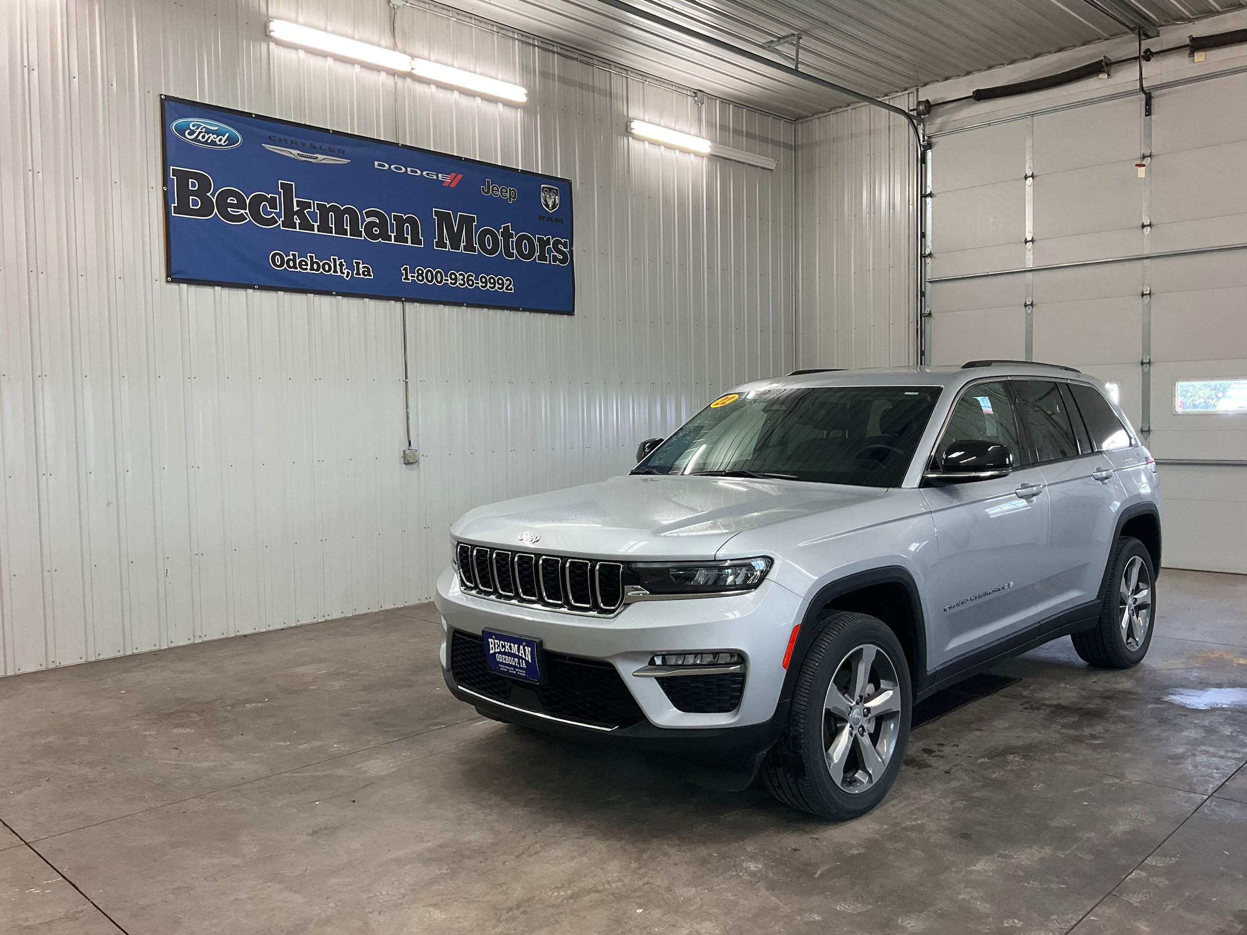 Used 2022 Jeep Grand Cherokee Limited AWD/4WD image 1