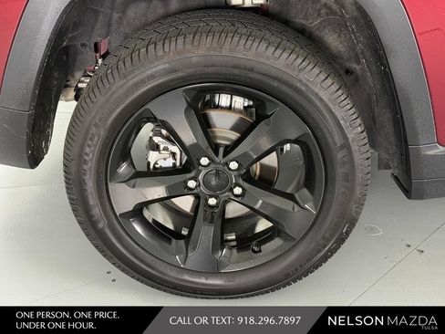 Used 2023 Jeep Grand Cherokee Altitude AWD/4WD image 11