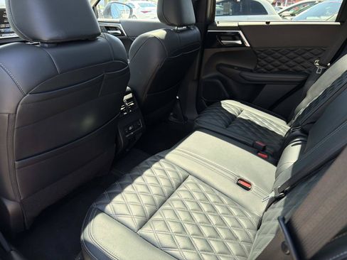 Used 2024 Mitsubishi Outlander 4WD Plug-In Hybrid image 10