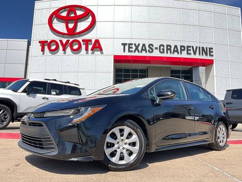 Used 2025 Toyota Corolla LE image 2