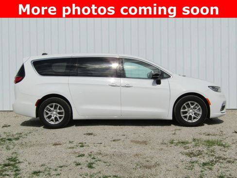 Used 2026 Chrysler Pacifica Select FWD image 2