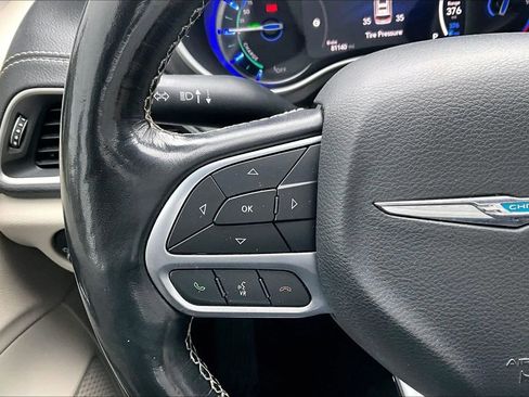 Used 2021 Chrysler Pacifica Touring-L image 18