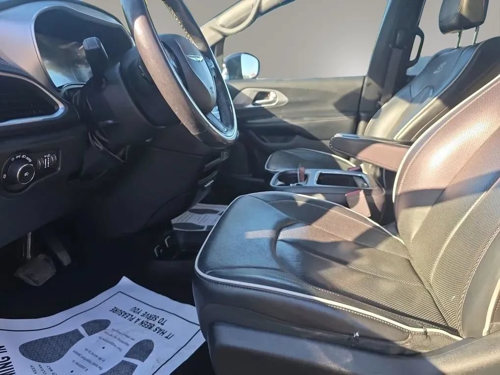Used 2019 Chrysler Pacifica Limited w/ Advanced Safetytec Group FWD image 9