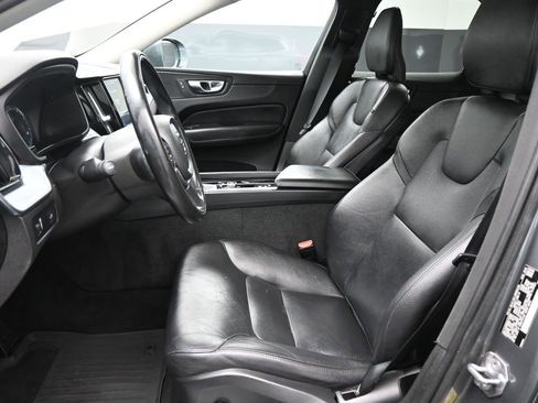 Used 2020 Volvo XC60 T5 Momentum w/ Protection Package Premier image 9