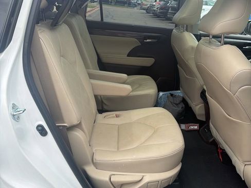 Used 2021 Toyota Highlander Platinum FWD image 6