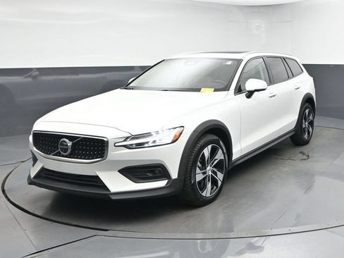 Used 2025 Volvo V60 B5 Cross Country Plus AWD/4WD image 3
