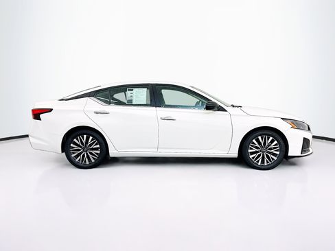 Used 2025 Nissan Altima 2.5 SV image 10