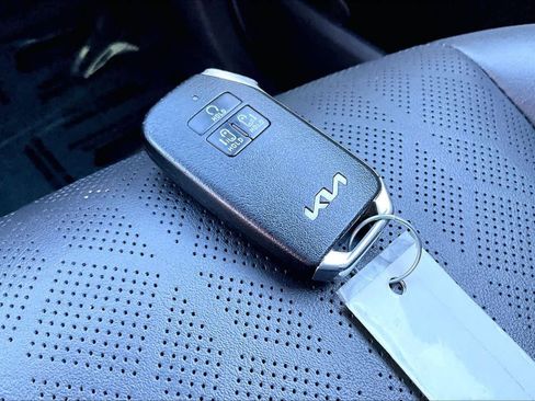 Used 2024 Kia Carnival LX image 13