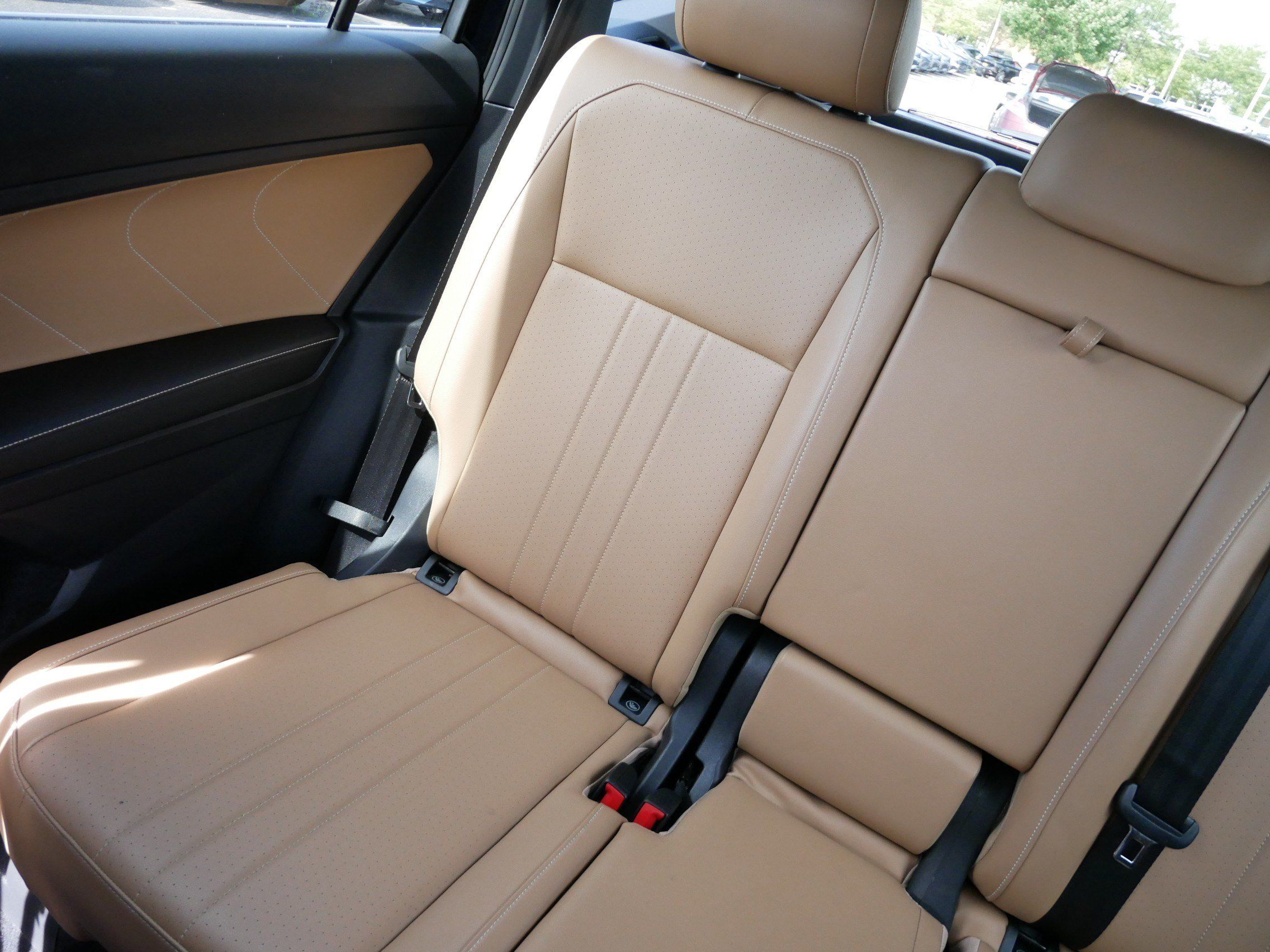 Used 2022 Volkswagen Tiguan SE w/ Panoramic Sunroof Package AWD/4WD image 12