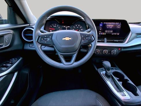 Used 2024 Chevrolet Trax LS w/ LS Convenience Package FWD image 6