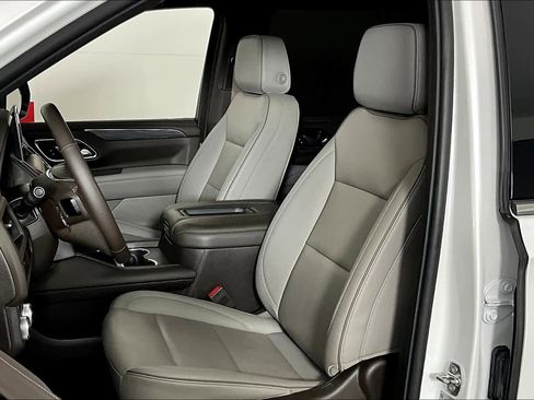 Used 2023 GMC Yukon XL SLT image 3