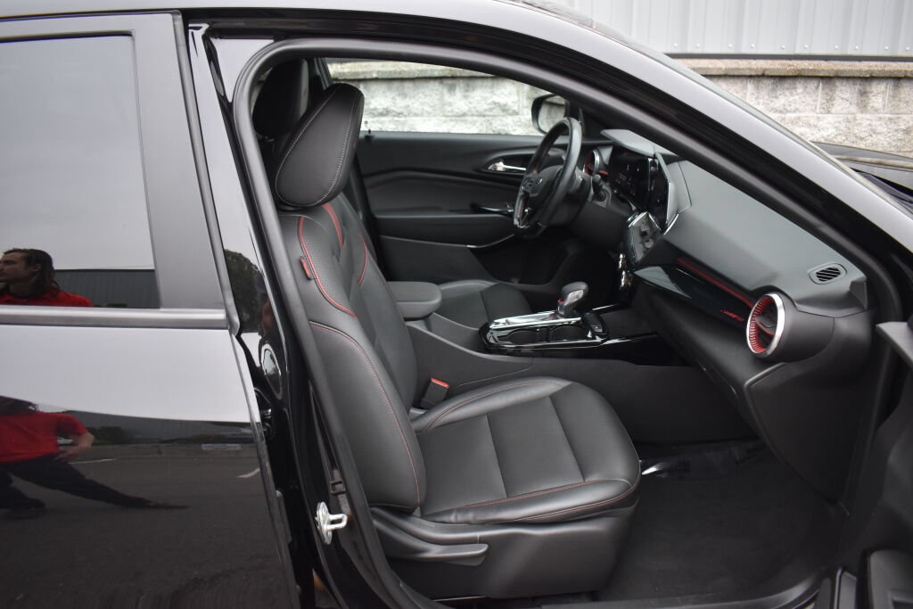 Used 2024 Chevrolet Trax RS w/ Driver Confidence Package FWD image 25