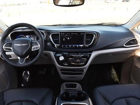 Used 2024 Chrysler Pacifica Touring-L image 7