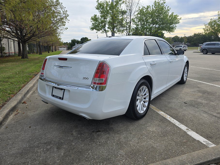 Used 2014 Chrysler 300 w/ Driver Convenience Group RWD image 6