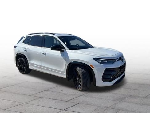 Used 2025 Volkswagen Tiguan SE R-Line image 1