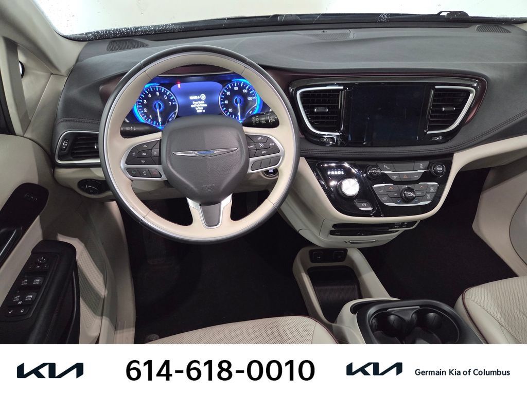 Used 2017 Chrysler Pacifica Limited w/ UConnect Theater Package FWD image 16