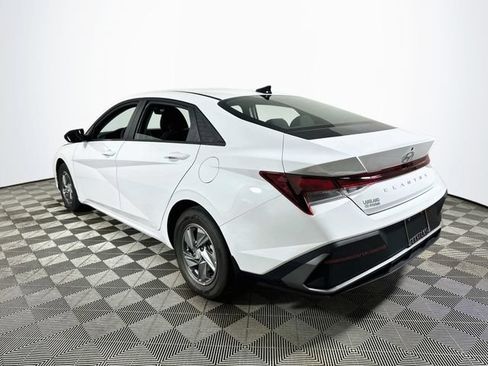 Used 2025 Hyundai Elantra SE FWD image 5