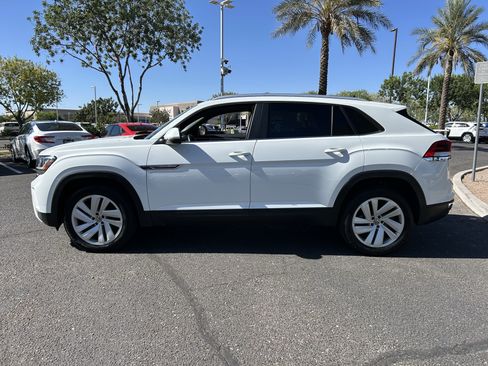 Used 2023 Volkswagen Atlas Cross Sport SE w/ Panoramic Sunroof Package FWD image 2
