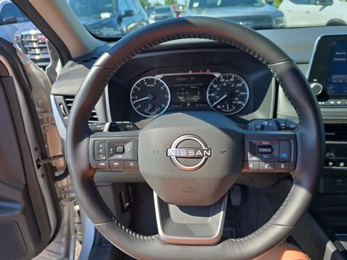 Used 2025 Nissan Rogue SV AWD/4WD image 19