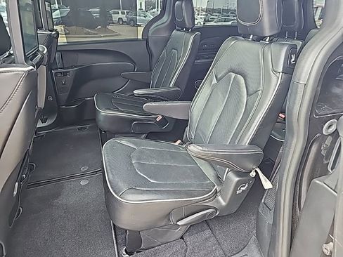Used 2021 Chrysler Pacifica Limited w/ Uconnect Theater Family Group image 16