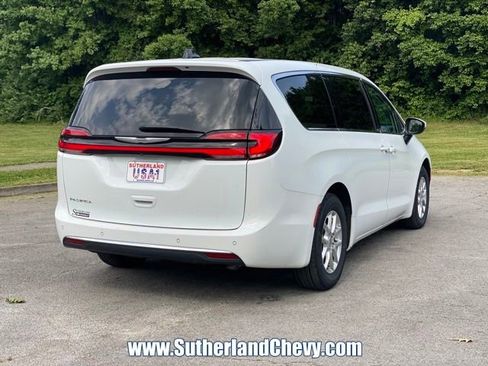 Used 2023 Chrysler Pacifica Touring-L FWD image 7