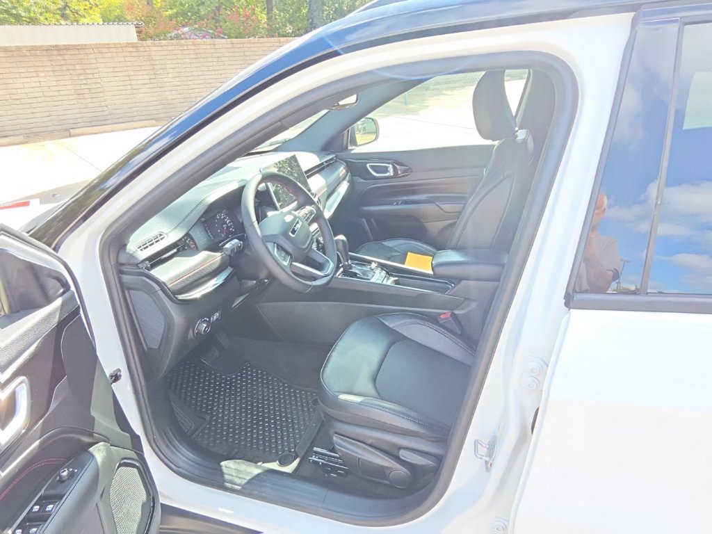 Used 2025 Jeep Compass Trailhawk AWD/4WD image 3