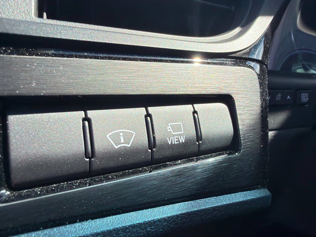 Used 2025 Lexus ES 300h Ultra Luxury FWD image 18