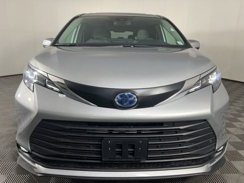 Used 2025 Toyota Sienna XLE image 44