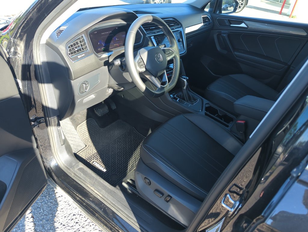 Used 2023 Volkswagen Tiguan SE w/ Panoramic Sunroof Package FWD image 10