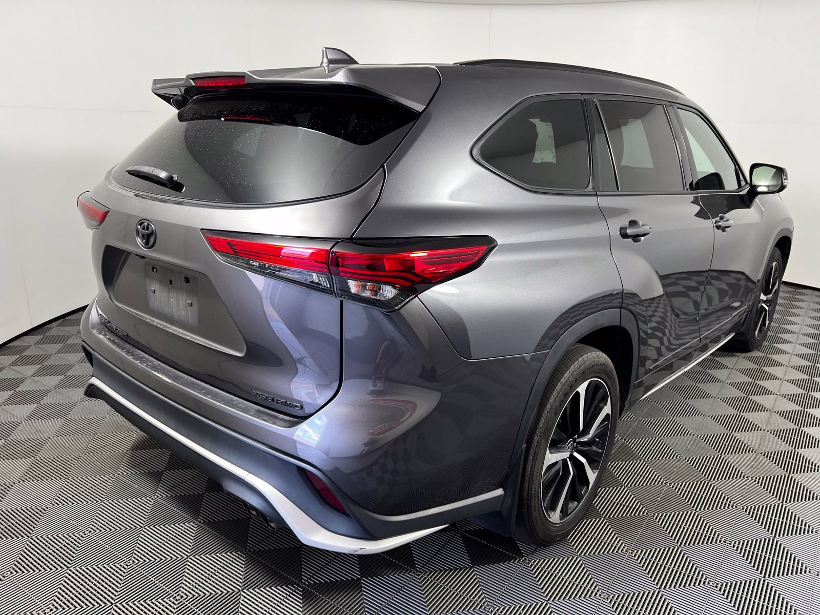 Used 2021 Toyota Highlander XSE AWD/4WD image 5