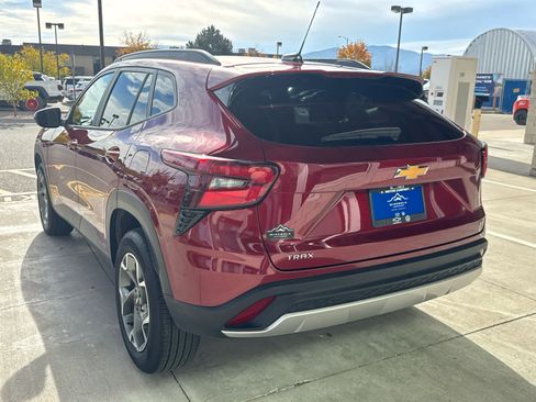 Certified 2025 Chevrolet Trax LT w/ LT Convenience Package image 3