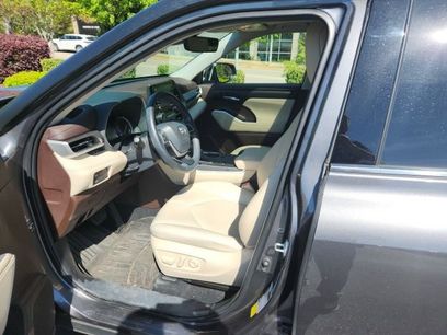 Used 2022 Toyota Highlander XLE