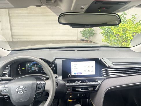 Used 2025 Toyota Camry LE image 33