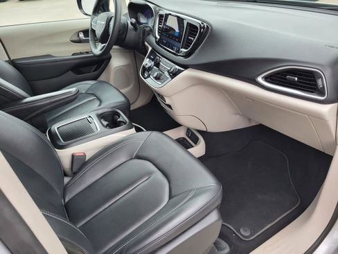 Used 2024 Chrysler Pacifica Touring-L image 9