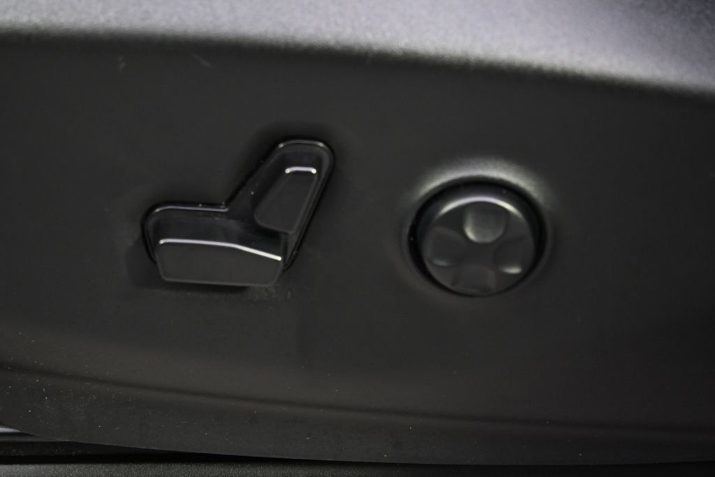 Used 2024 Chrysler Voyager LX FWD image 11
