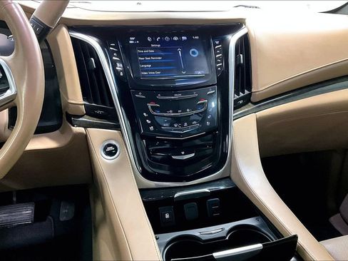 Used 2018 Cadillac Escalade Platinum AWD/4WD image 7