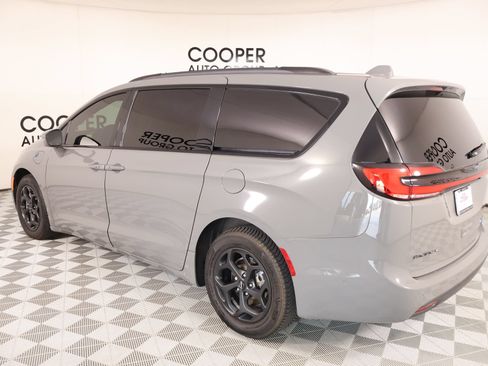 Used 2021 Chrysler Pacifica Limited w/ Uconnect Theater Family Group FWD image 25