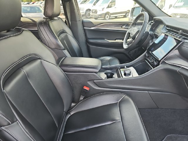 Used 2025 Jeep Grand Cherokee Limited AWD/4WD image 10