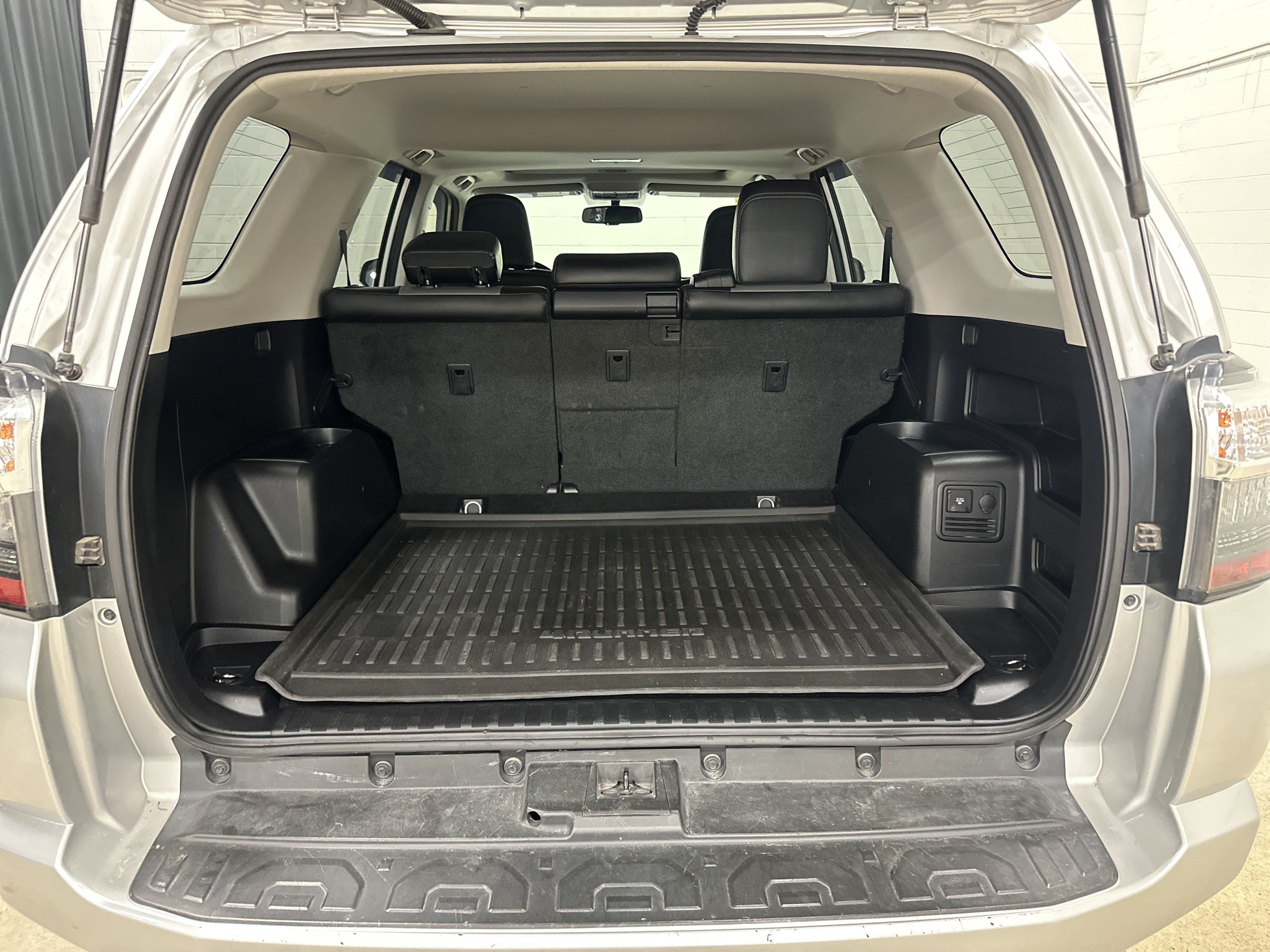 Used 2016 Toyota 4Runner SR5 Premium w/ Convenience Package AWD/4WD image 32