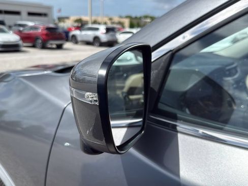 Used 2016 Nissan Rogue SV w/ SV Premium Package FWD image 4