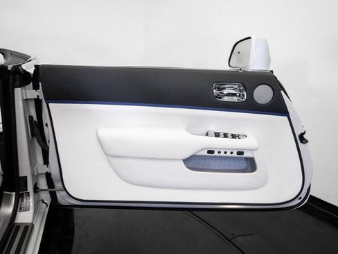 Used 2017 Rolls-Royce Dawn image 43