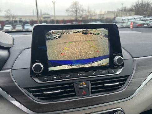 Used 2025 Nissan Altima 2.5 SV image 17