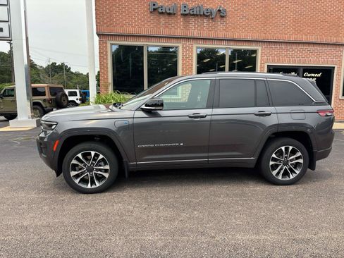 Used 2022 Jeep Grand Cherokee Overland w/ Advanced Protech Group III AWD/4WD image 3
