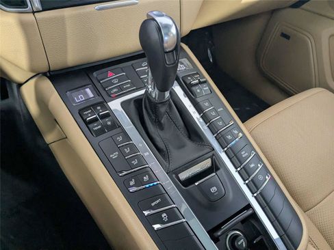Used 2017 Porsche Macan AWD/4WD image 28